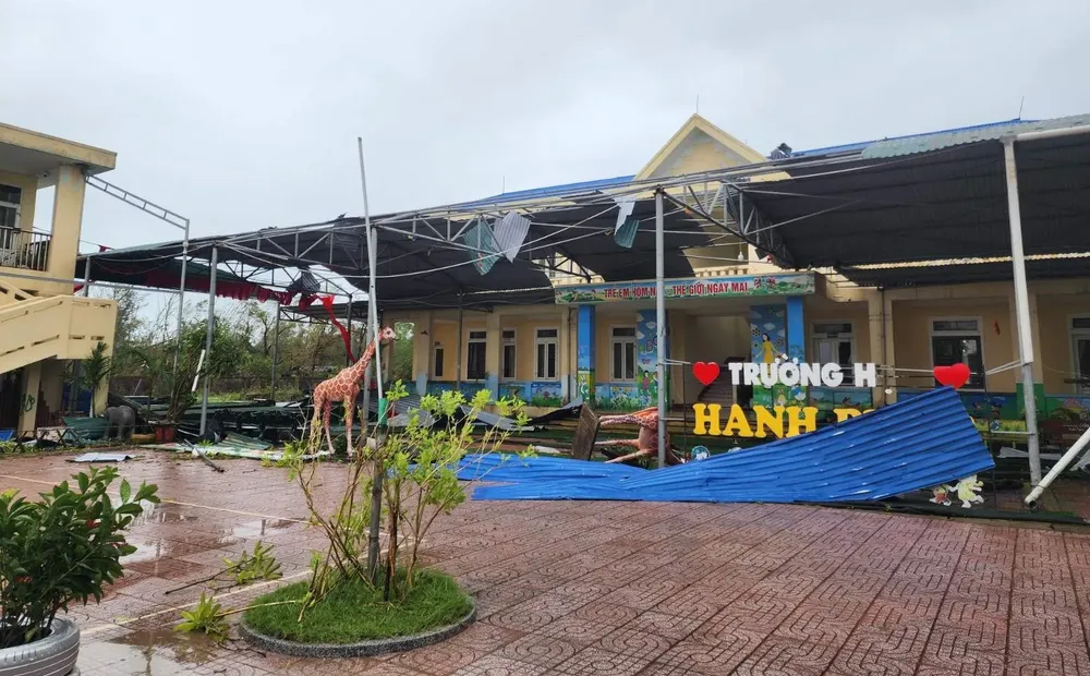 A scene of devastation at the schoolyard. anh-viber-2025-09-29-08-30-23-477-5032-6598.jpg
