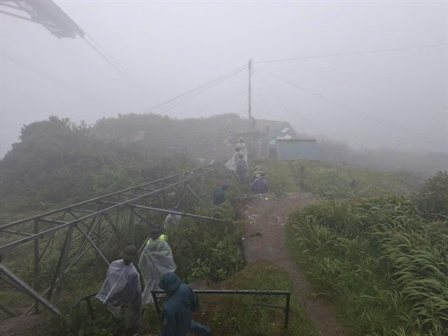Weather condition in Hoang Lien Park is unfavourable at the moment due to impacts of typhoon Bualoi, complicating search efforts. H.jpg