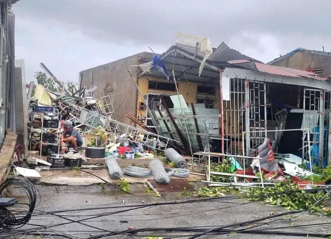 Roofs of several houses are ripped off by a powerful waterspout on the morning of September 29. img-2823-1288-1746.jpeg