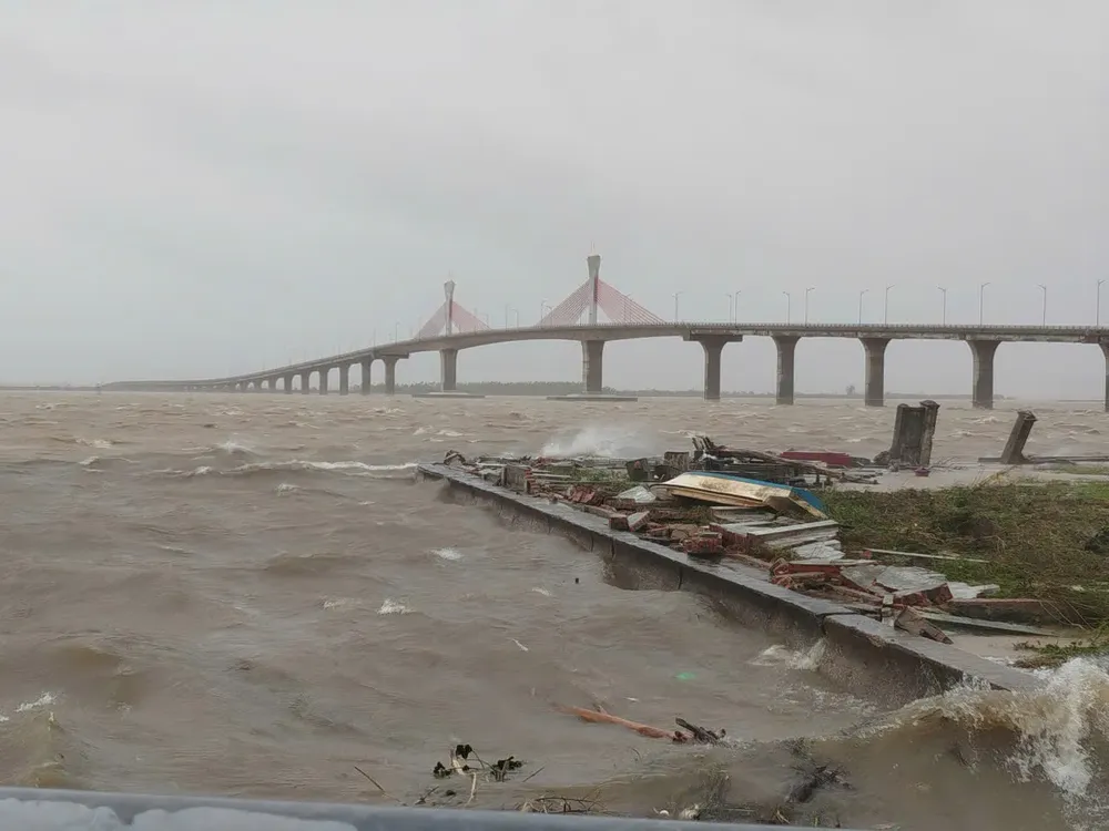 Seawater surges (Photo: Duy Cuong) z7060783425608-f6559587c619e729fd877bad3378988c-345-5203.jpg