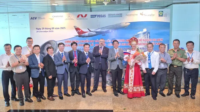 Leaders of the Khanh Hoa Provincial People’s Committee, along with delegates, present gifts and bouquets to welcome Russian passengers. (Photo: SGGP/Thao Phat) z7062026485076-87209c57f6ce4b6e43f46826b404fc8f-3628-7901.jpg