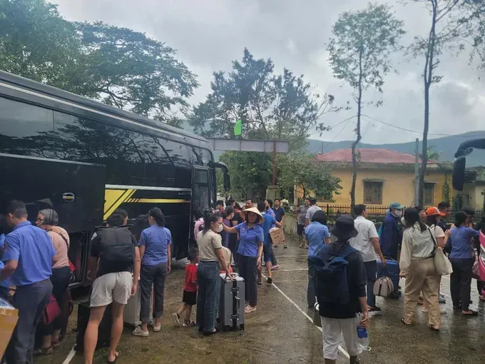 An estimated 1,100 passengers are expected to be rerouted by road. 1000011259-7160-7021.jpg