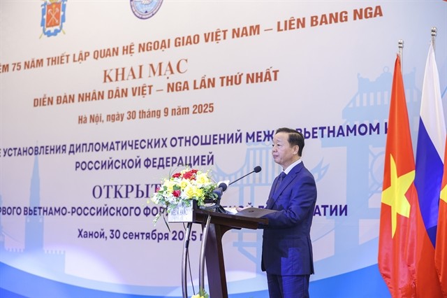 Deputy Prime Minister Tran Hong Ha delivers his speech at the forum on Tuesday in Hanoi. (Photos courtersy of the Vietnam Union of Friendship Organisations) 453572_HOA_4064.jpg