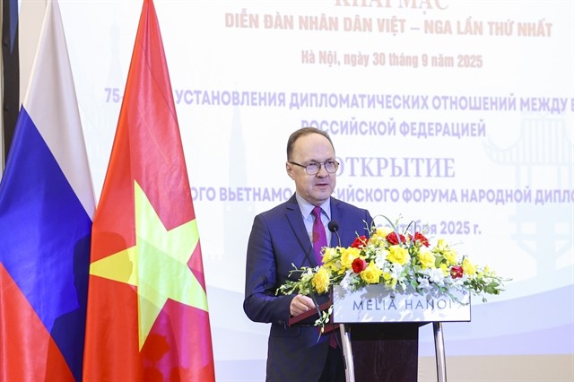 Russian Ambassador to Vietnam G. S. Bezdetko delivers his speech at the forum. 453575_HOA_4126.jpg