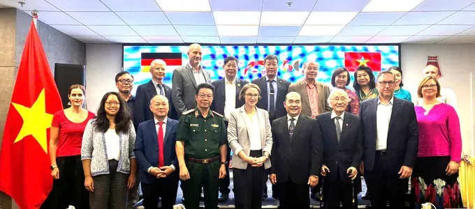 The delegates pose for a commemorative photo at the event. (Photo: SGGP/ Thuy Vu) img-20250930-095902-6186-178-1891-198.jpg