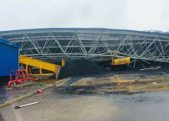 Thousands of square meters of roofing sheets at the coal warehouse of Vung Ang Thermal Power Plant collapsed on September 29. img-2843-9412-9419.jpeg