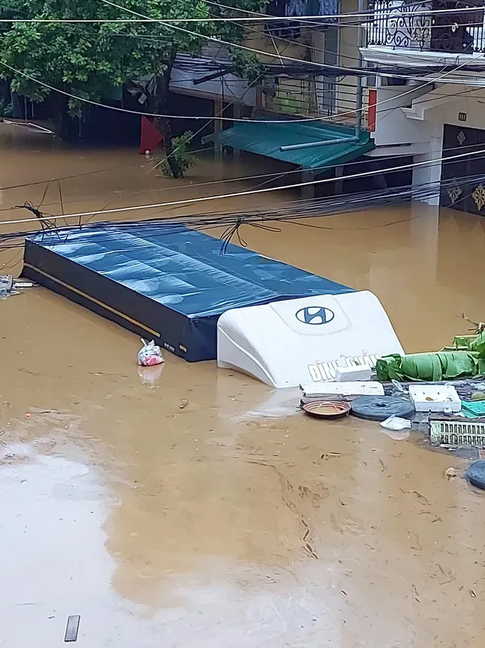 On the morning of September 30, water from the Red River overflowed into riverside areas in Yen Bai Ward, Lao Cai Province. img-2878-8788-5965.jpeg
