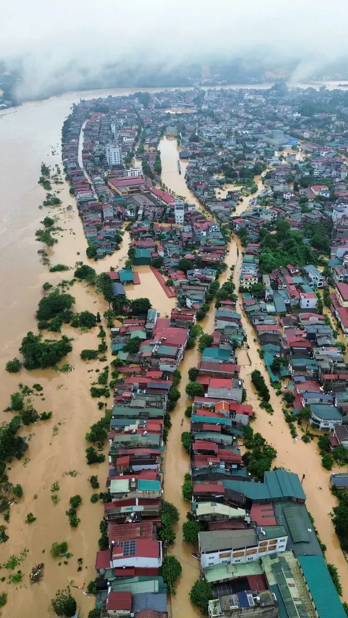 Vast Red River waters in Yen Bai, Lao Cai Province on the morning of September 30 img-2879-7646-5088.jpeg