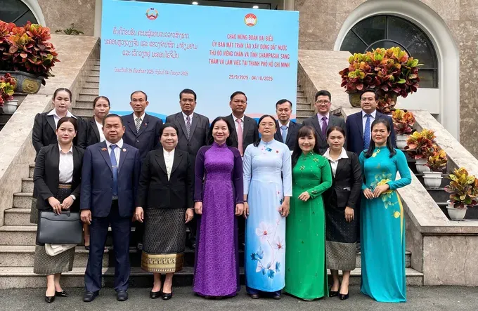 The delegates from both sides take a commemorative photo. (Photo: SGGP/ Xuan Hanh) z7066543908843-dbab1d645af78fc35c46759c02d333b1-4564-2299.jpg