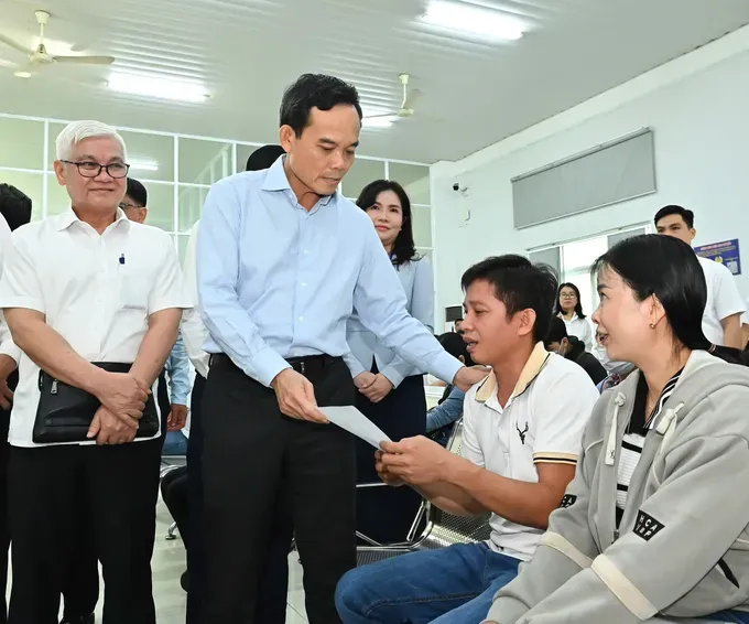 Ho Chi Minh City Party Secretary Tran Luu Quang inquires about citizens who are doing administrative procedures at Di An Ward Public Administrative Service Center. (Photo: SGGP/ Viet Dung) 5086570ebce536bb6ff4-6410-6990.jpg