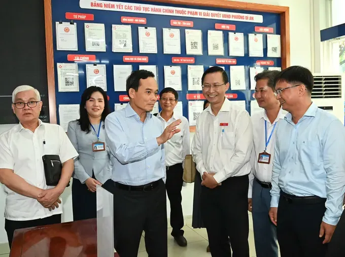 Secretary of the Ho Chi Minh City Party Committee Tran Luu Quang, together with a working delegation, surveys operation of Di An Ward Public Administrative Service Center. (Photo: SGGP/ Viet Dung) 8056c7b12c5aa604ff4b-4188-6683.jpg
