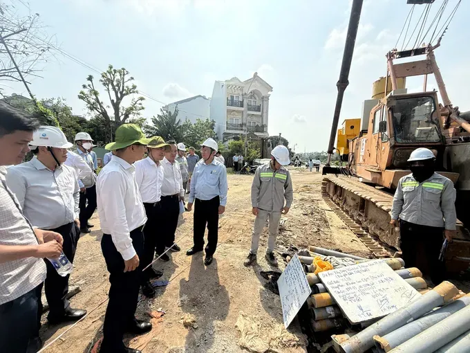 Authorities review land clearance work for the Xuyen Tam Canal project (Photo: SGGP/ Quoc Hung) 8c4-185-9638.jpg