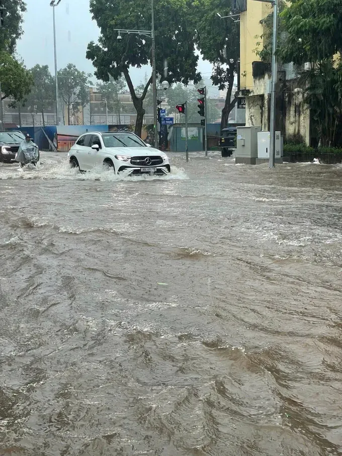 Many suburban areas of Hanoi are experiencing severe flooding as of the afternoon of September 30. img-2894-3615-3332.jpeg