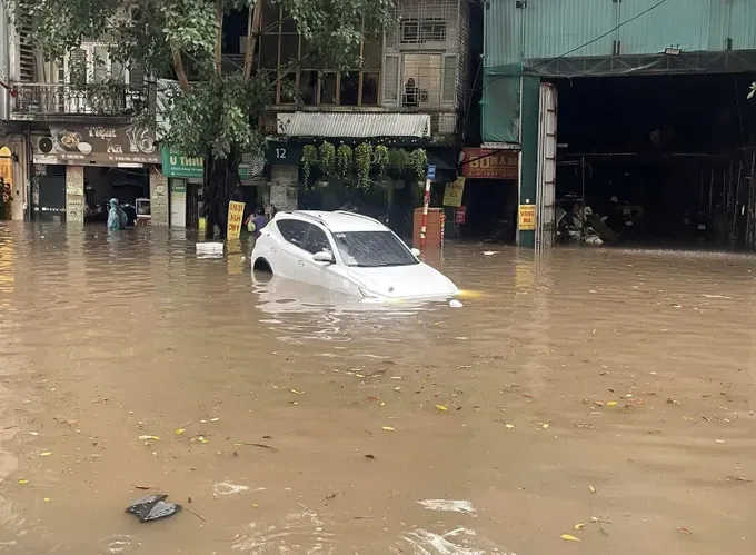 Floodwaters cover Cat Linh Street in Hanoi on the afternoon of September 30. (Photo: Ha Nhung) img-2897-1660-6529.jpeg