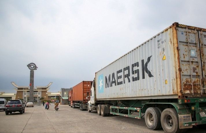 Vehicles crossing Moc Bai International Border Gate in Tay Ninh province (Photo: VNA) economie-1.jpg
