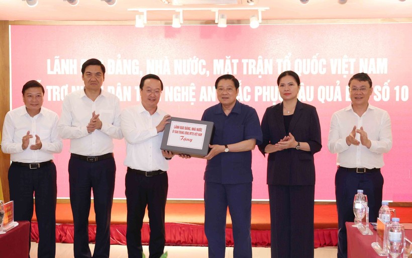 Politburo member Phan Dinh Trac hands over assistance from Party, State and Vietnam Fatherland Front leaders to people of the central province of Nghe An (Photo: VNA) vna-potal-truong-ban-noi-chinh-trung-uong-phan-dinh-trac-tham-dong-vien-nhan-dan-nghe-an-khac-phuc-hau-qua-bao-so-10-8311017.jpg