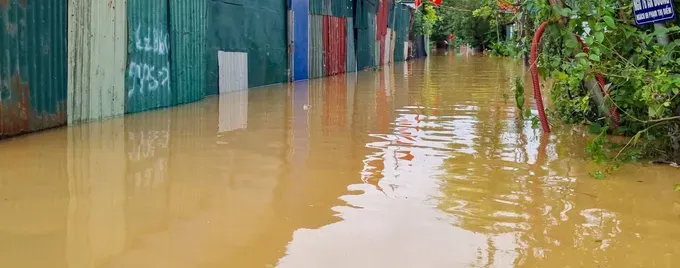 Rising waters of the Red River severely inundate a riverside workshop in Hong Ha Ward. 3-3823-9454-5340-5881.jpg