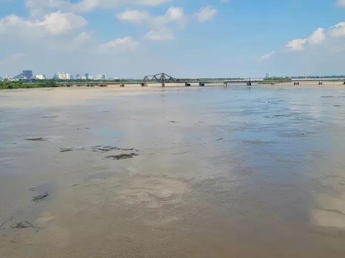 The water level of the Red River has risen, surging past Long Bien Bridge. z7075726691790-65f7fc57434d1034d156238a94669380-2408-2826.jpg
