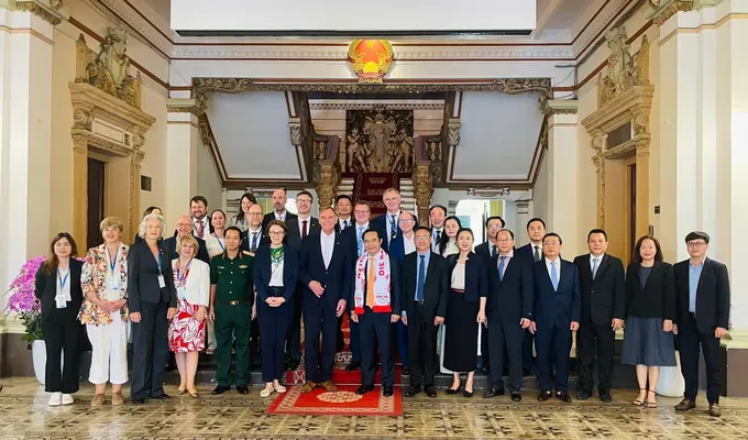 Delegates pose for a commemorative photo. (Photo: SGGP/ Phuong Nam) 2-6563-5536.jpg