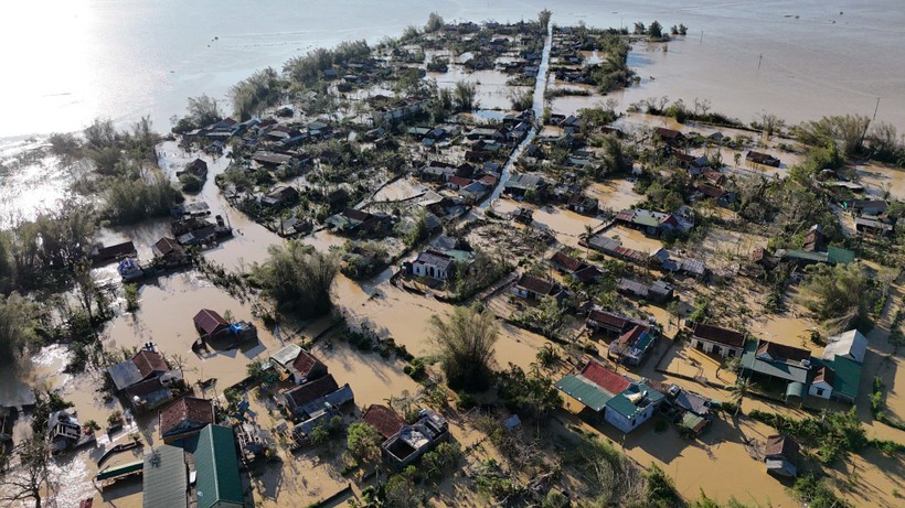 Nghi Xuan commune in the central province of Ha Tinh submerged in floodwater (Photo: VNA) bualoi.jpg