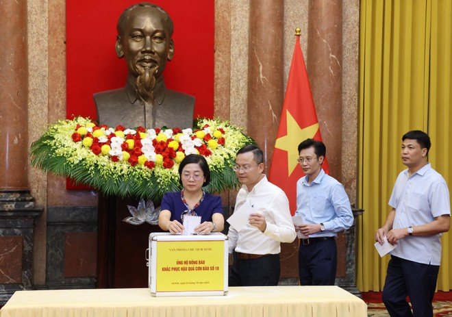 The Presidential Office's staff donate to support those affected by Typhoon Bualoi. (Photo: VNA) vna-potal-chu-tich-nuoc-va-van-phong-chu-tich-nuoc-ung-ho-dong-bao-khac-phuc-hau-qua-con-bao-so-10-8315219.jpg