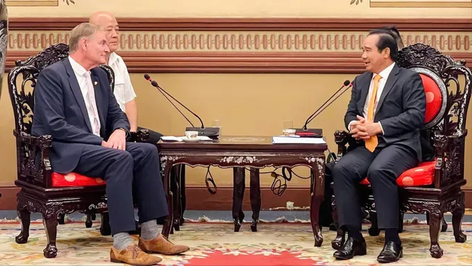 Chairman of the Ho Chi Minh City People’s Committee Nguyen Van Duoc (R) receives Mayor of Leipzig City, Germany Burkhard Jung. (Photo: SGGP/ Phuong Nam) z7077135171708-6144b3590240db0db861cf04a45b7ff6-4406-232.jpg