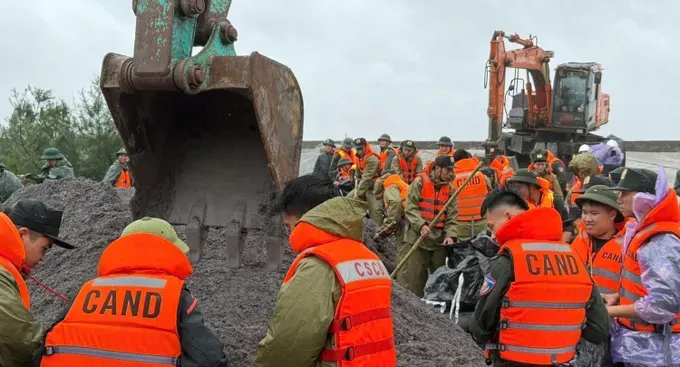 Police forces are reinforcing dikes and embankments in the southeastern area of Ninh Binh Province. f1f-4472-4624.jpg