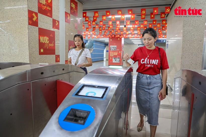 Passengers use QR code to access metro train in Hanoi (Photo: VNA) hanoimetro-041025.jpg