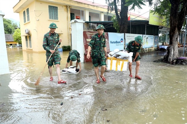Soldiers of the Tuyen Quang Provincial Military Command help local residents clean up Minh Xuan Ward after the Bualoi Typhoon. Photo:VNA 455178_quandoi.jpg