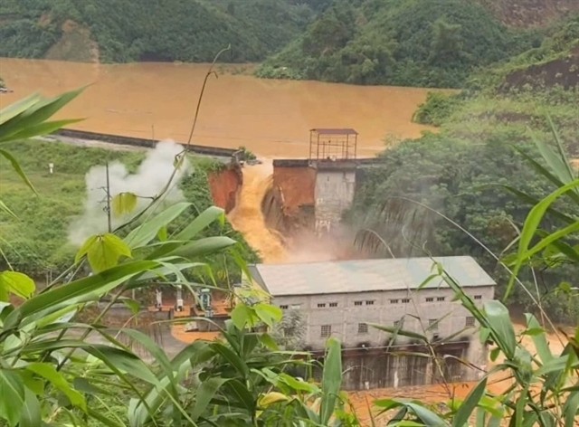 A section of the Bac Khe 1 hydropower dam in Lang Son Province collapsed on Tuesday noon, forcing the evacuation of hundreds of residents living downstream to safety. — Photo baochinhphu.vn 455224_5290844655502153_vo-dap-thuy-dien-lang-son-17598243362921391516514.jpg