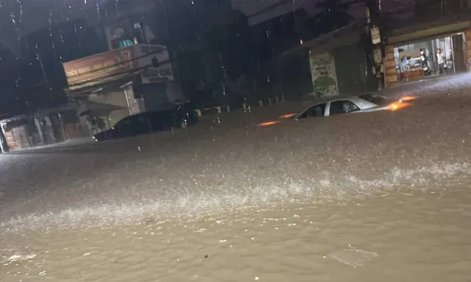 The center of Thai Nguyen Province is submerged in heavy rain on the morning of October 7. img-3255-4696-2368.jpeg