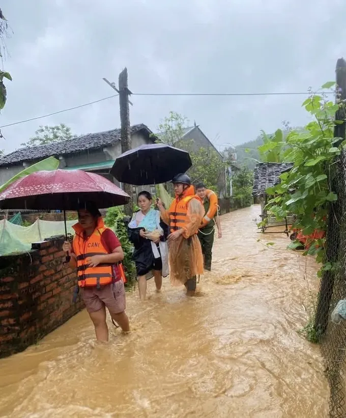 On the morning of October 7, rescue forces in Thong Nong Commune, Cao Bang Province help a mother and her child evacuate from a dangerous area. img-3257-7722-2901.jpeg
