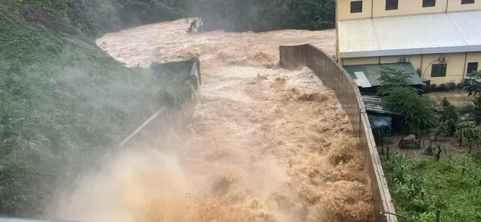 Bach Dang Hydropower Plant in Cao Bang Province is currently releasing water through its bottom gates. img-3263-9280-9650.jpeg
