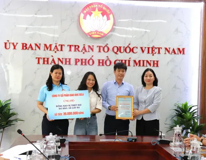 Standing Vice Chairwoman of the Ho Chi Minh City Committee of the Vietnam Fatherland Front Truong Thi Bich Hanh receives donations from organizations at the event. img-5326-305-2515.jpg