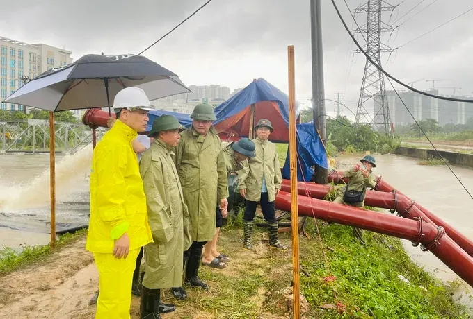 Hanoi leaders inspect flood prevention and control efforts across the city. img-7933-1759824905997779836693-9987-2912.jpeg