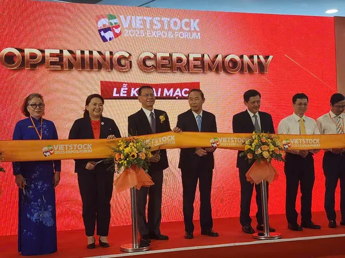 Delegates cut ribbon to open the Vietnam Premier International Feed, Livestock, Meat Industry Show. z7093547781935-18d02f5d2f4956cc2e64e5827ccfeda9-2295-7510.jpg