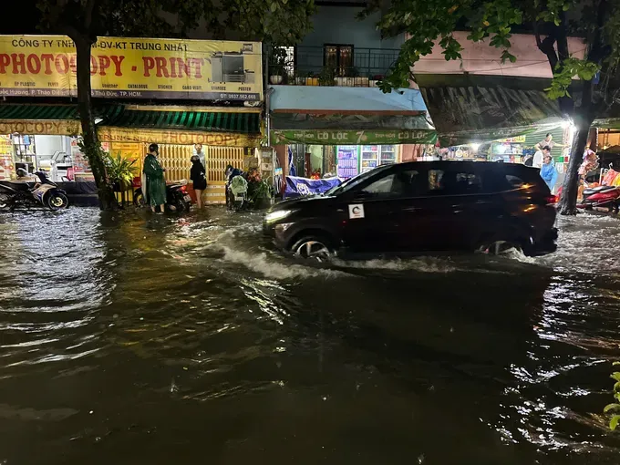 Quoc Huong Street, An Khanh Ward, Ho Chi Minh City was deeply flooded after a prolonged downpour on the afternoon of October 8. (Photo: SGGP/ Quoc Hung) 8n-5379-2649.jpg