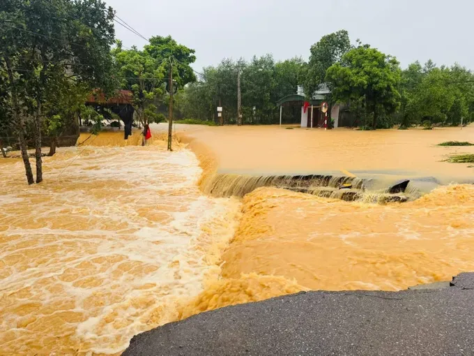 Floodwaters pour into Yen The Commune, Bac Ninh Province. img-3336-7614-5306.jpeg