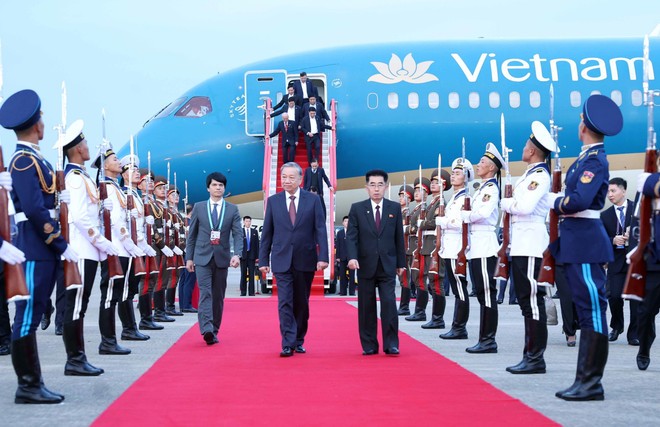 Party General Secretary To Lam is welcomed at Pyongyang International Airport on October 9 morning. (Photo: VNA) party-leader-begins-state-visit-to-dprk-1.jpg