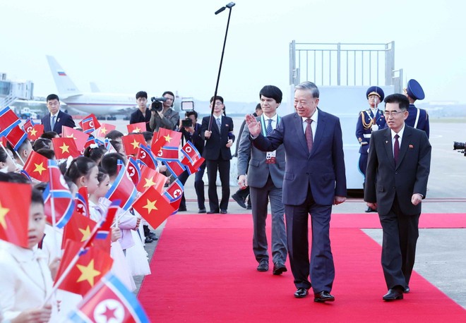 Children of the DPRK wave flags to welcome Party General Secretary To Lam at Pyongyang International Airport. (Photo: VNA) party-leader-begins-state-visit-to-dprk-3.jpg