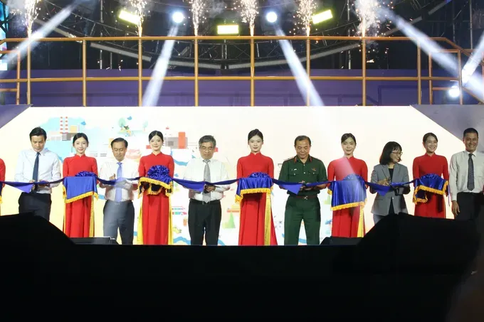 Delegates perform the opening ceremony ritual. (Photo: SGGP/ Dung Phuong) 1000024830-6874-8113.jpg