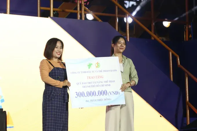VND300 million (US$11,385) is presented to the Ho Chi Minh City Sports Talent Support Fund at the event. (Photo: SGGP/ Dung Phuong) 1000024831-8022-2208.jpg