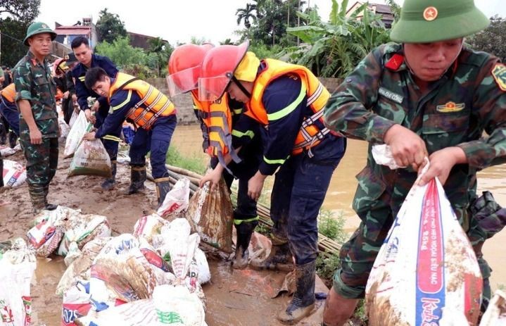 Forces are working to reinforce the Cau River dike (Photo: VNA) dyke.jpg