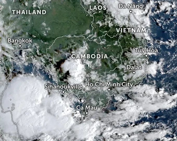 Satellite imagery captured at 7:45 a.m. on October 10 shows cloud masses being driven by southwesterly winds toward Southern Vietnam. img-3399-1282-6961.jpeg