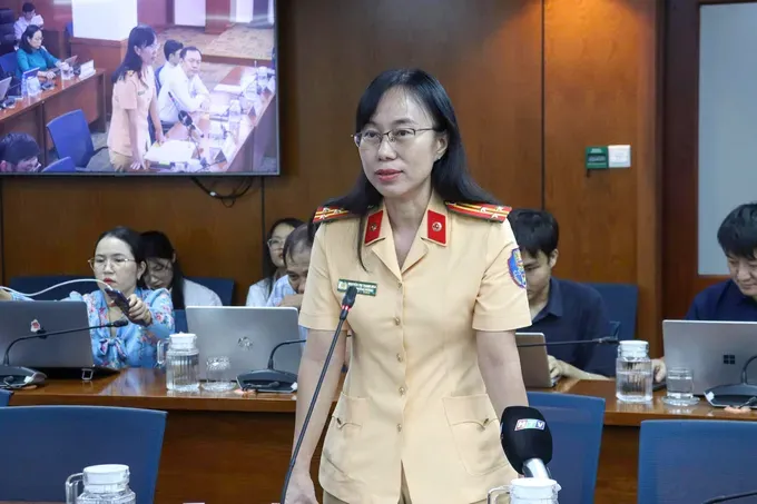Lieutenant Colonel Nguyen Thi Thanh Nga, Deputy Head of the Ho Chi Minh City Traffic Police Division provides reports at the conference. z7098266057491-4399fa5b1f52601ca6fea3c88acf7f43-8254-8255.jpg