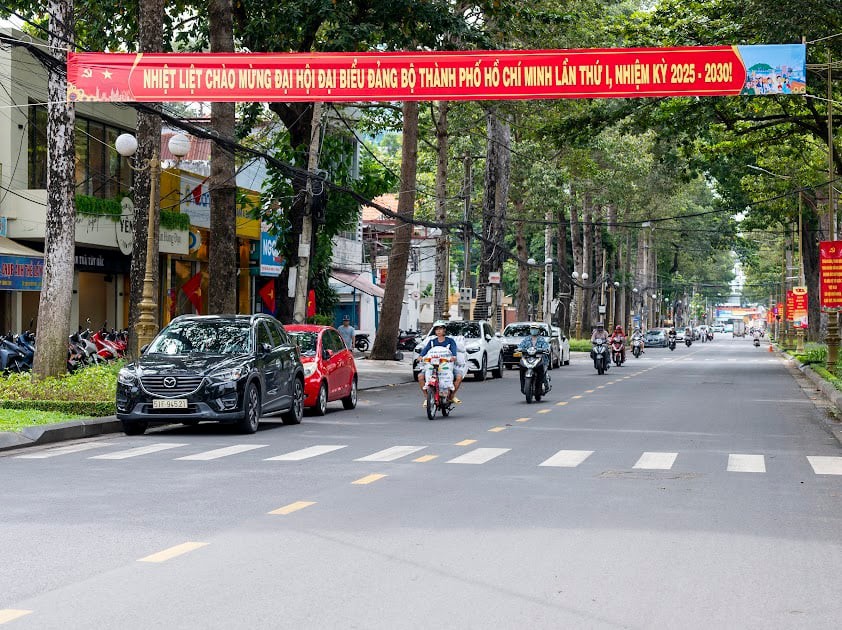 Banners and slogans celebrating the Party Congress adorn the streets throughout Vung Tau Ward. 17d01d65-df1e-4cb2-8d2d-b812a8ee826a.jpg