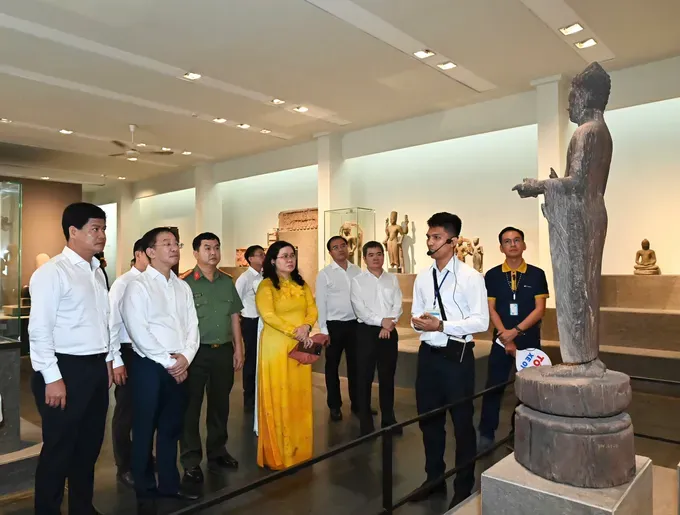 Delegates tour the Ho Chi Minh City Museum of History. (Photo: SGGP/ Viet Dung) 39f160e0de9753c90a86-9145-6120.jpg