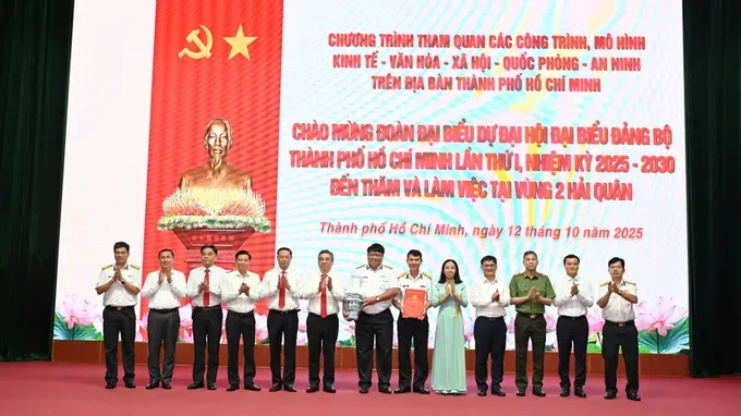 Chairman of the Vietnam Fatherland Front Committee of Ho Chi Minh City Nguyen Phuoc Loc and the delegates present gifts to the officers and soldiers of Navy Region 2 Command. (Photo: SGGP/ Manh Thang) 5dcf1d3383470e195756-4784-1263.jpg
