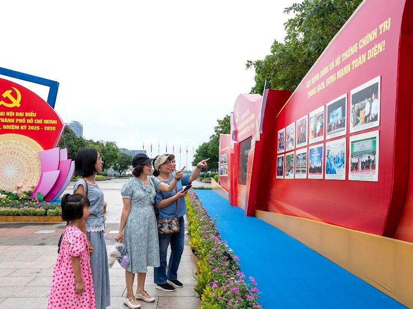 Residents visit the photo exhibition area on Nguyen Hue Walking Street, Saigon Ward. 6945732f-affd-4820-ac4c-7f6904c3282b.jpg