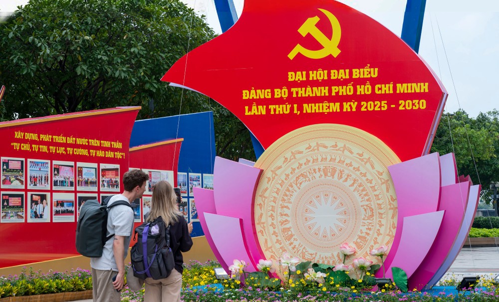 Foreign visitors explore an exhibition showcasing Ho Chi Minh City’s achievements in the city center. 6b8940bd-75cc-422c-8d0c-abd50f6d6c47.jpg